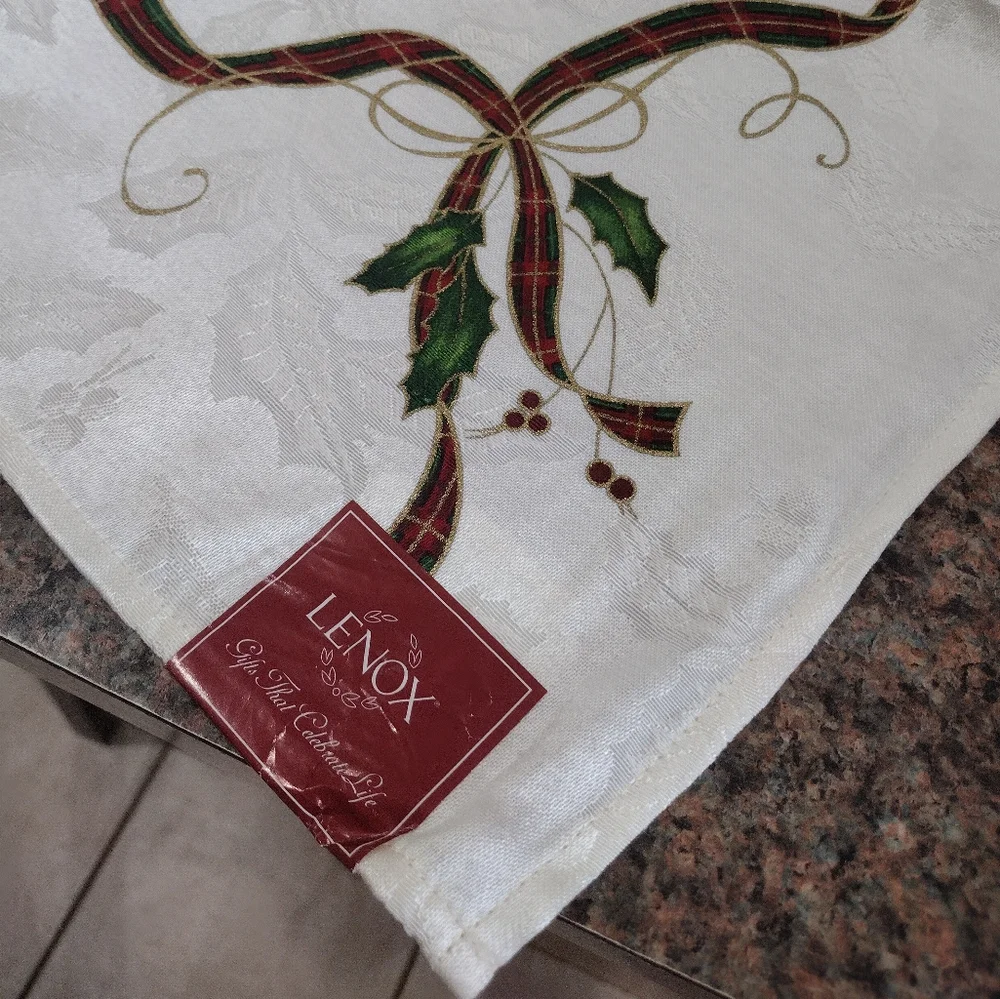 NWT Lenox set  of  4 Holiday Nouveau Napkins